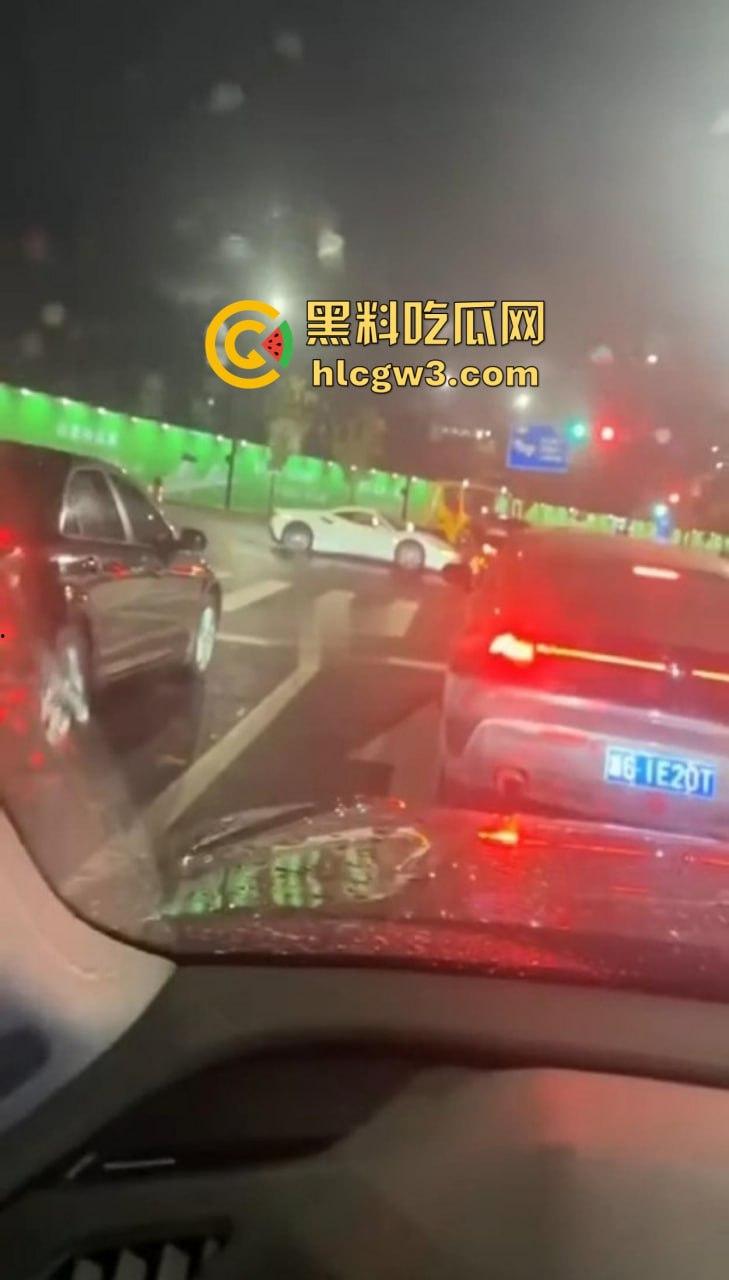嘉兴海盐百货门口突发车祸!法拉利与斯柯达激烈碰撞,气囊齐爆损失惨重,维修账单成谜!-8