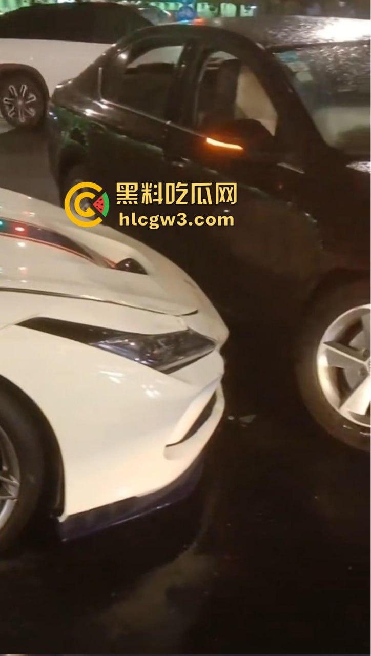 嘉兴海盐百货门口突发车祸!法拉利与斯柯达激烈碰撞,气囊齐爆损失惨重,维修账单成谜!-9