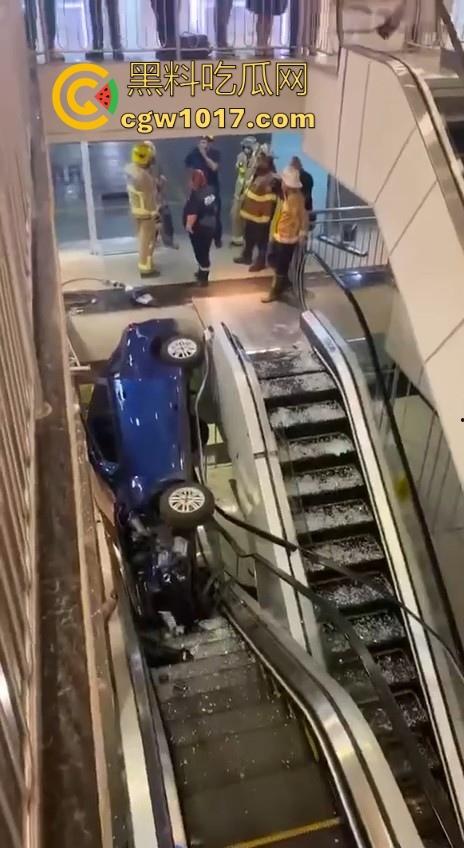 不是我一开始真以为在拍电影呢!女司机驾驶车辆失控冲入商场,撞到自动扶梯后停下,堪称恐怖大片!-1