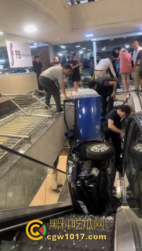 不是我一开始真以为在拍电影呢!女司机驾驶车辆失控冲入商场,撞到自动扶梯后停下,堪称恐怖大片!-9