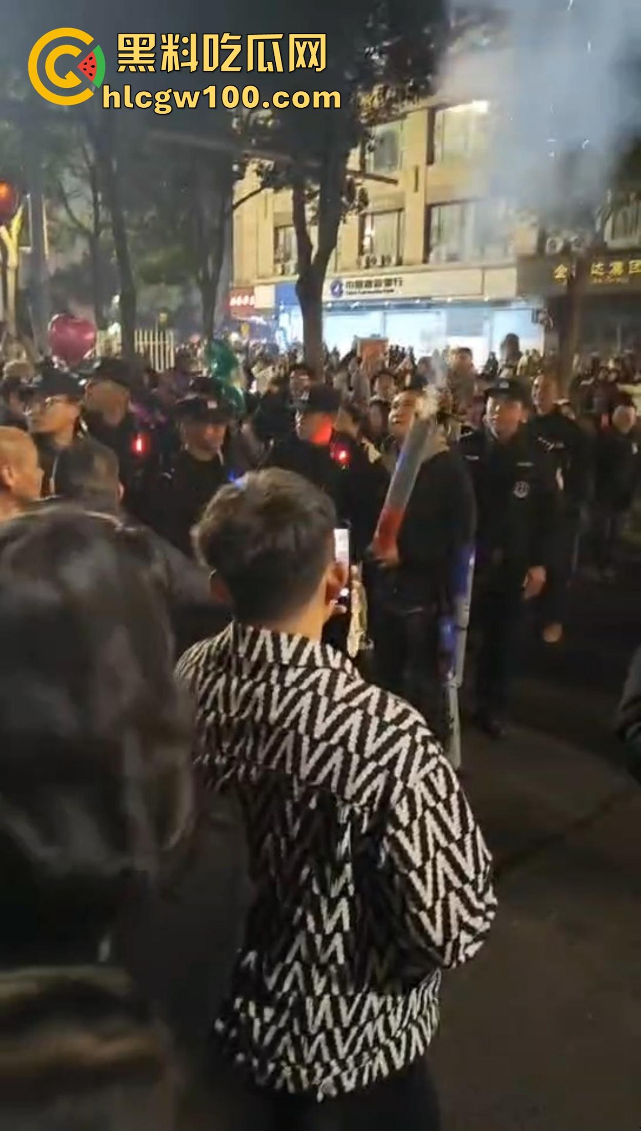 温州广场烟花事件搞笑收场,大半夜点烟花浪漫没享受多久,气氛没拉满,警察先到了,警察一到直接带走!-1