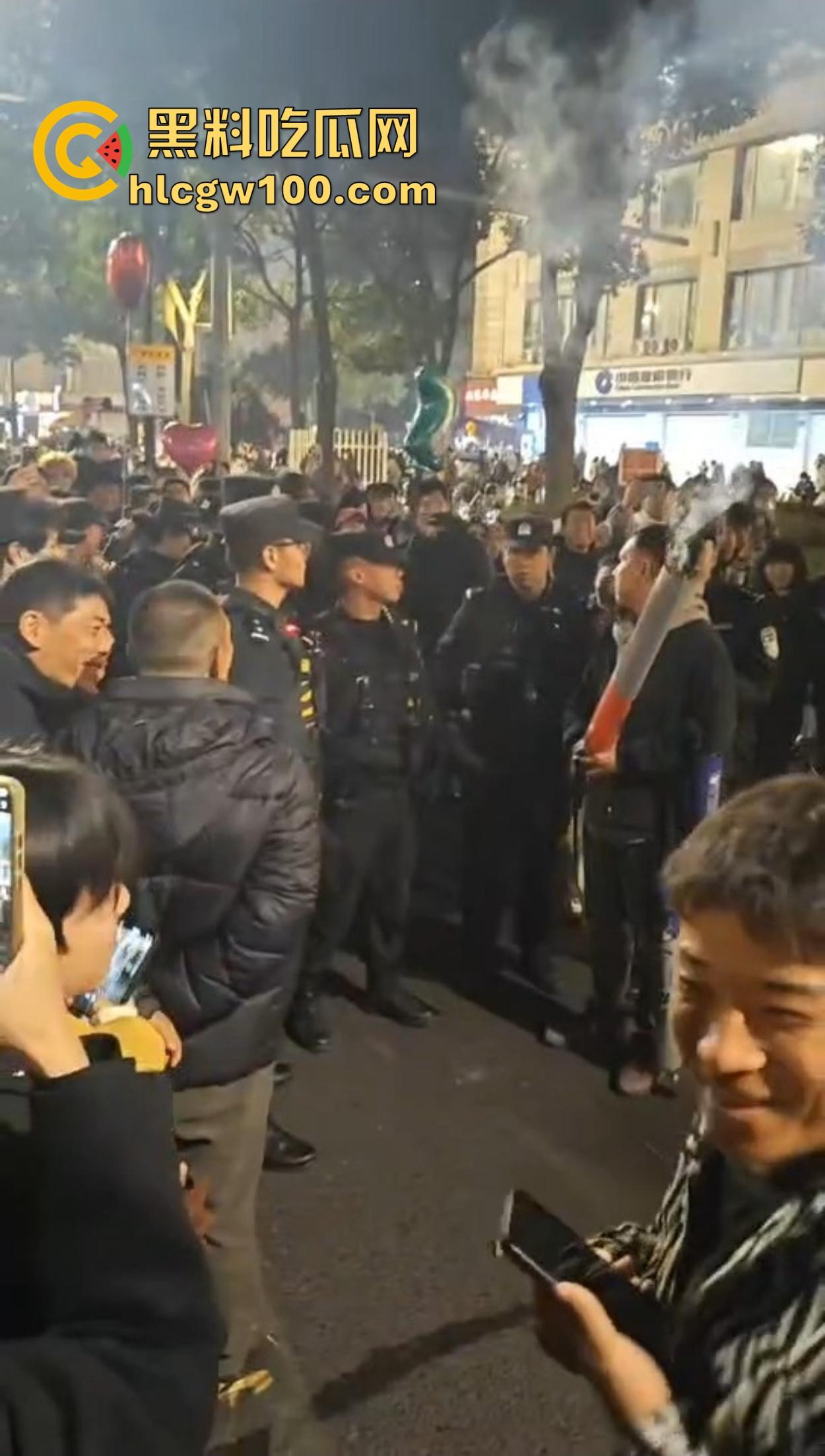 温州广场烟花事件搞笑收场,大半夜点烟花浪漫没享受多久,气氛没拉满,警察先到了,警察一到直接带走!-2