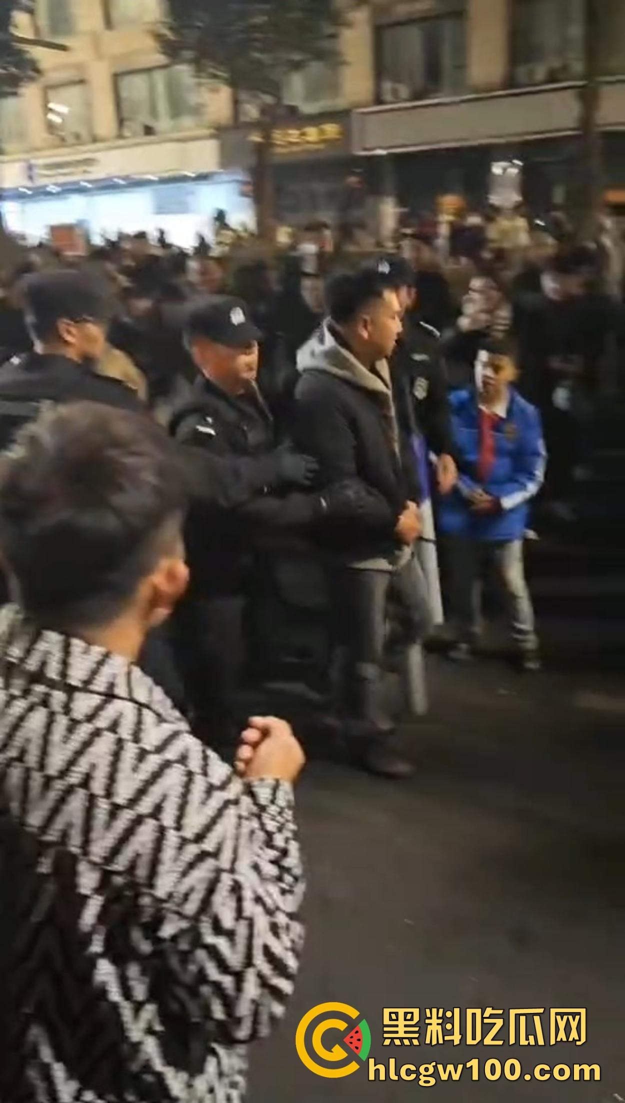 温州广场烟花事件搞笑收场,大半夜点烟花浪漫没享受多久,气氛没拉满,警察先到了,警察一到直接带走!-4