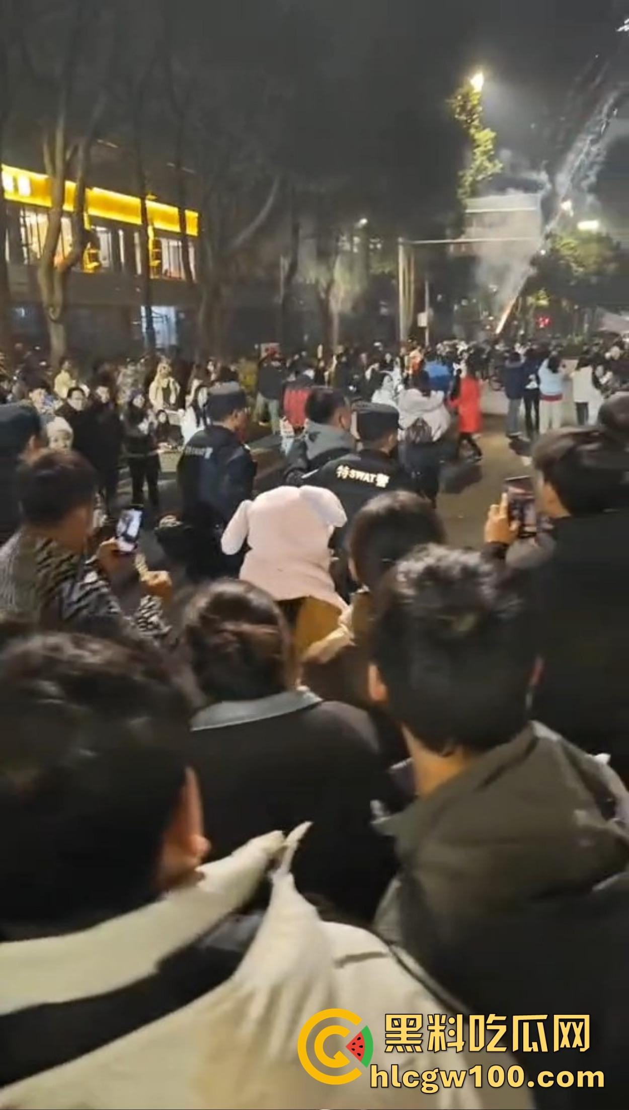 温州广场烟花事件搞笑收场,大半夜点烟花浪漫没享受多久,气氛没拉满,警察先到了,警察一到直接带走!-5