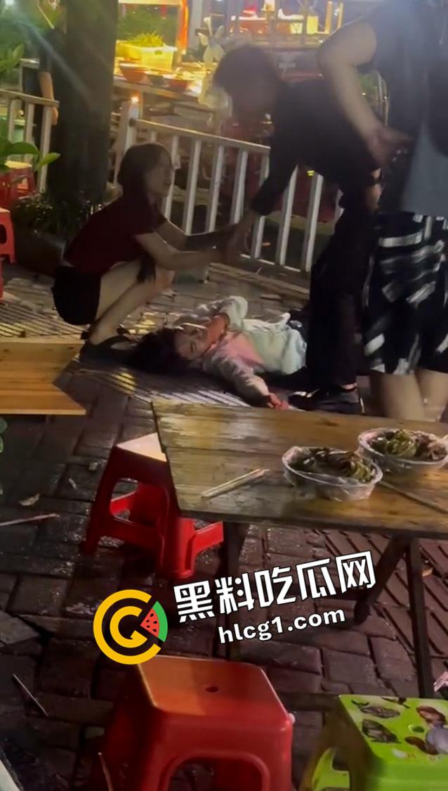 南宁街头小吃摊砍人现场 情侣和路人起矛盾被拿刀捅死 现场视频流出 估计救不回来了-3