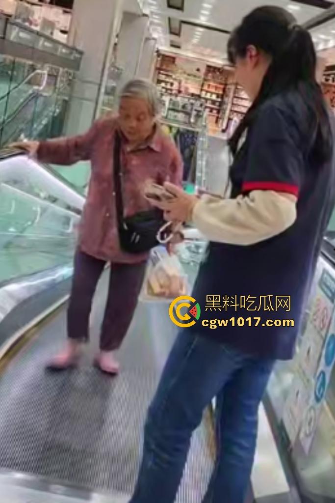 NPC大妈逆行走电梯，电梯向下她硬向上爬，逛一圈回来还在走，还要工作人员拉一把，没摔死就不错了！-6