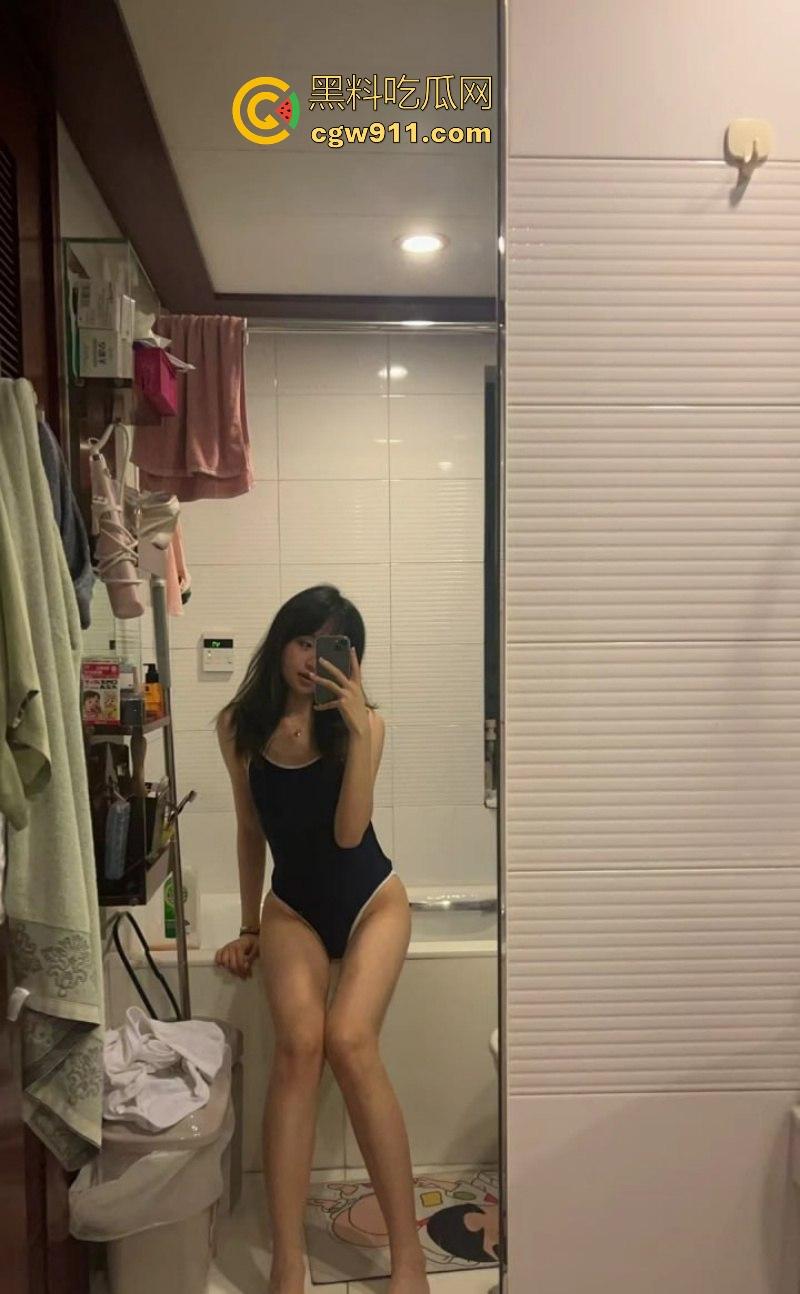 成都清纯可爱小妹【郑文怡】跟男友性爱视频泄漏，跪地口交小手狂撸大屌，绽放反差婊本性！-3