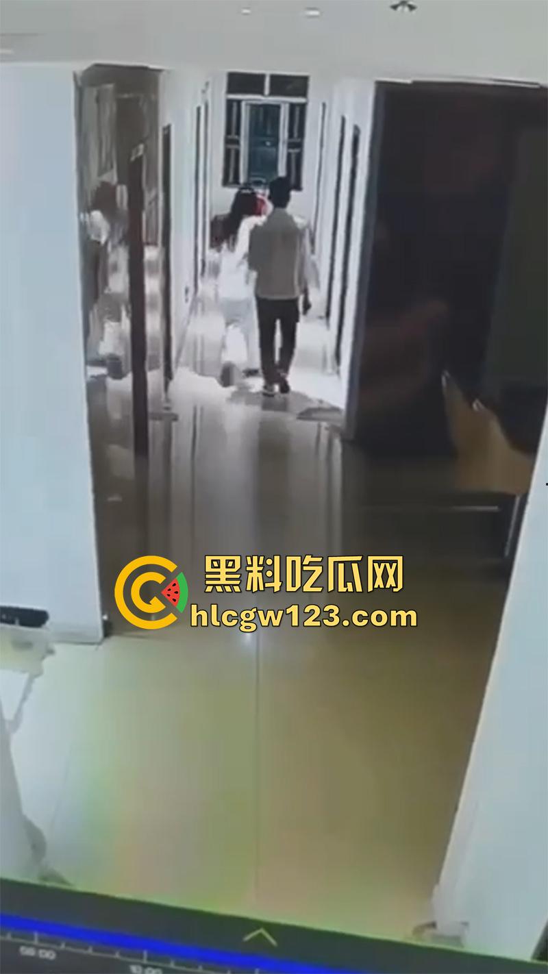 监控实拍捉奸现场，小伙约炮少妇酒店开房，还没进屋就被大哥当场逮住，一脚飞踢直接跑路！-2