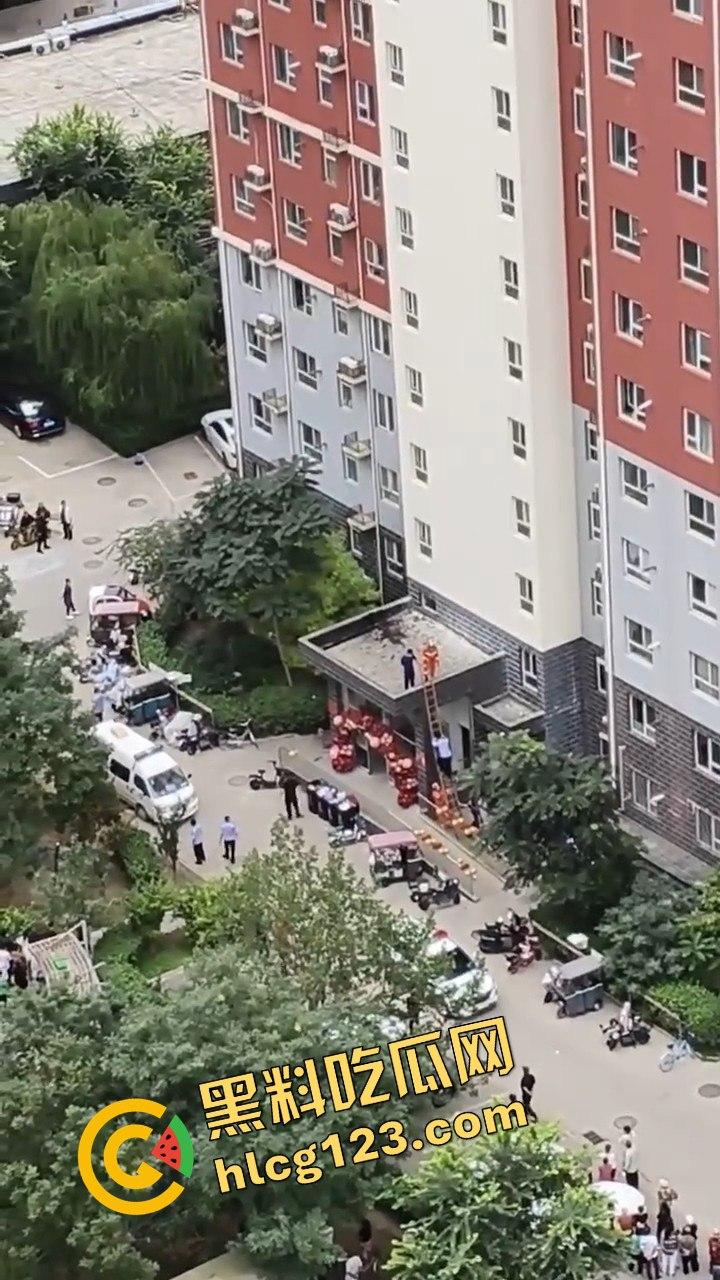 结婚当天邻居跳楼,喜事变悲剧,新人如何处理这场突如其来的困境?-8