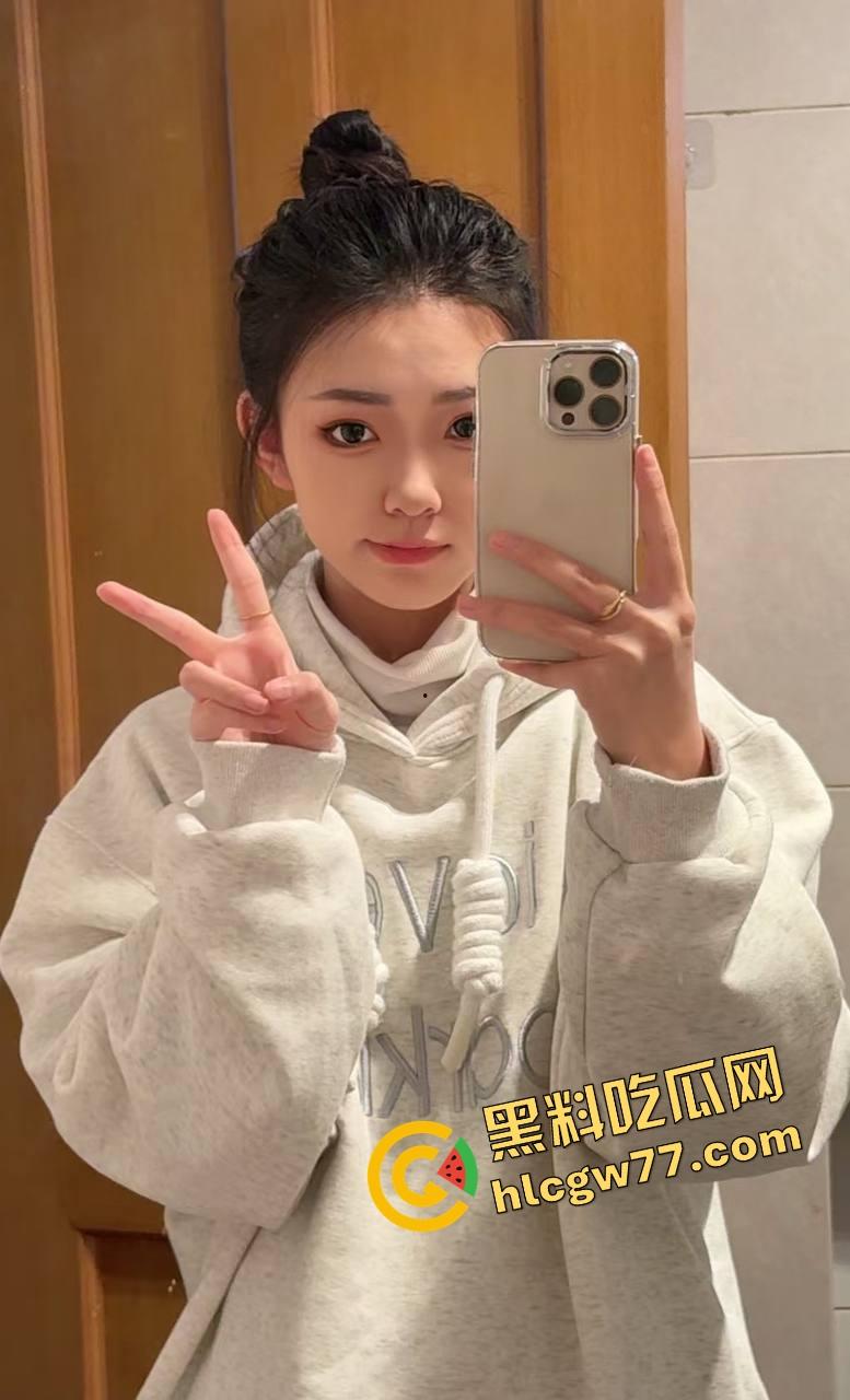 骚得要命的颜值妹子主动跪舔，嘴上功夫堪比老炮，深喉后入双夹爆射，内射后还用小穴夹着帮你挤干！-2