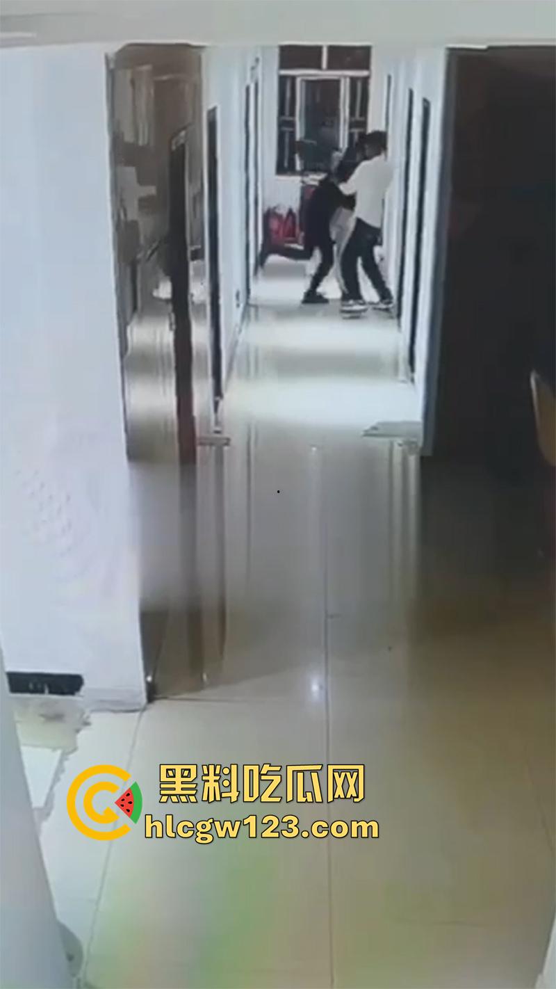 监控实拍捉奸现场，小伙约炮少妇酒店开房，还没进屋就被大哥当场逮住，一脚飞踢直接跑路！-7