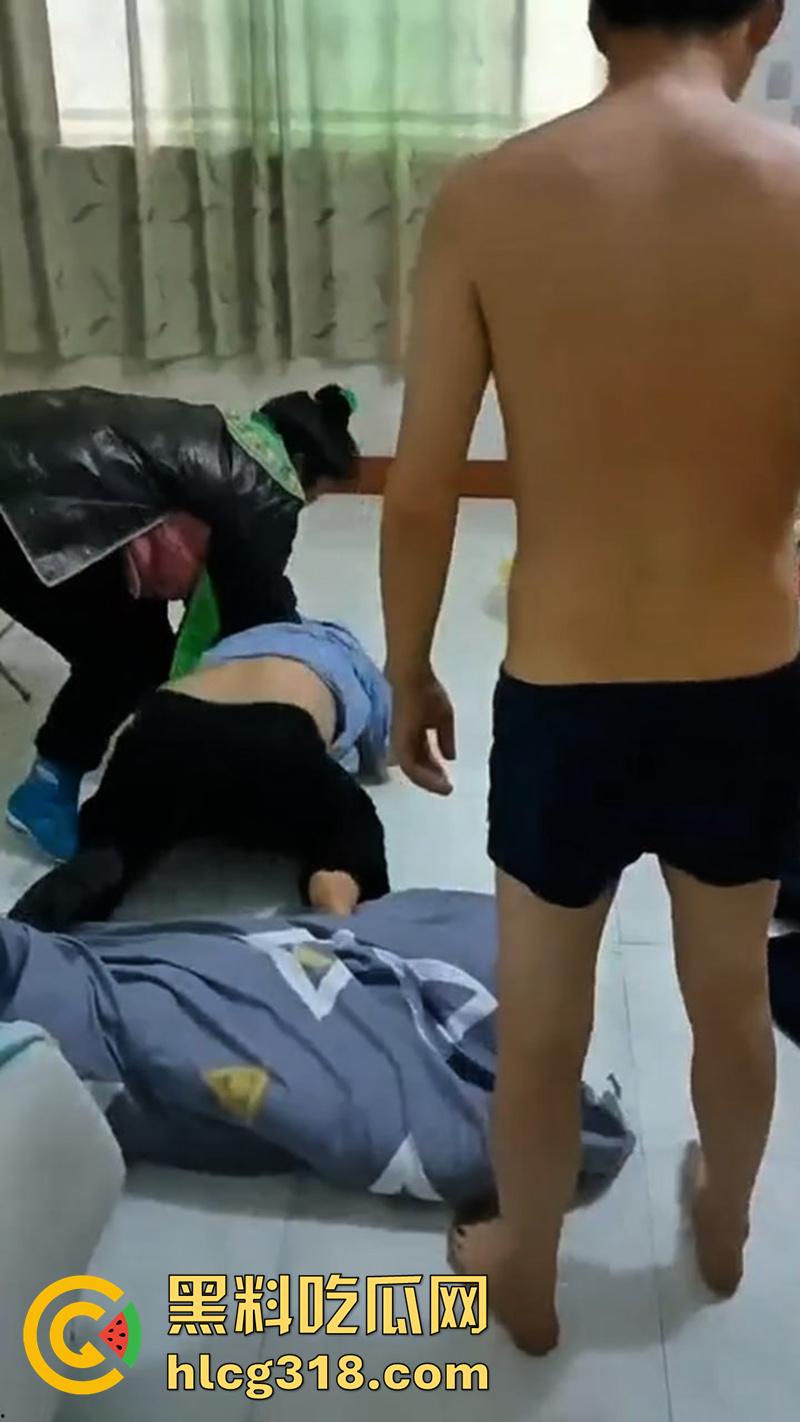 肥猪妻子带人捉奸,老公竟出轨同村骚妇,趁老公外出打工睡遍全村,果然玩的就是个骚劲啊!-2