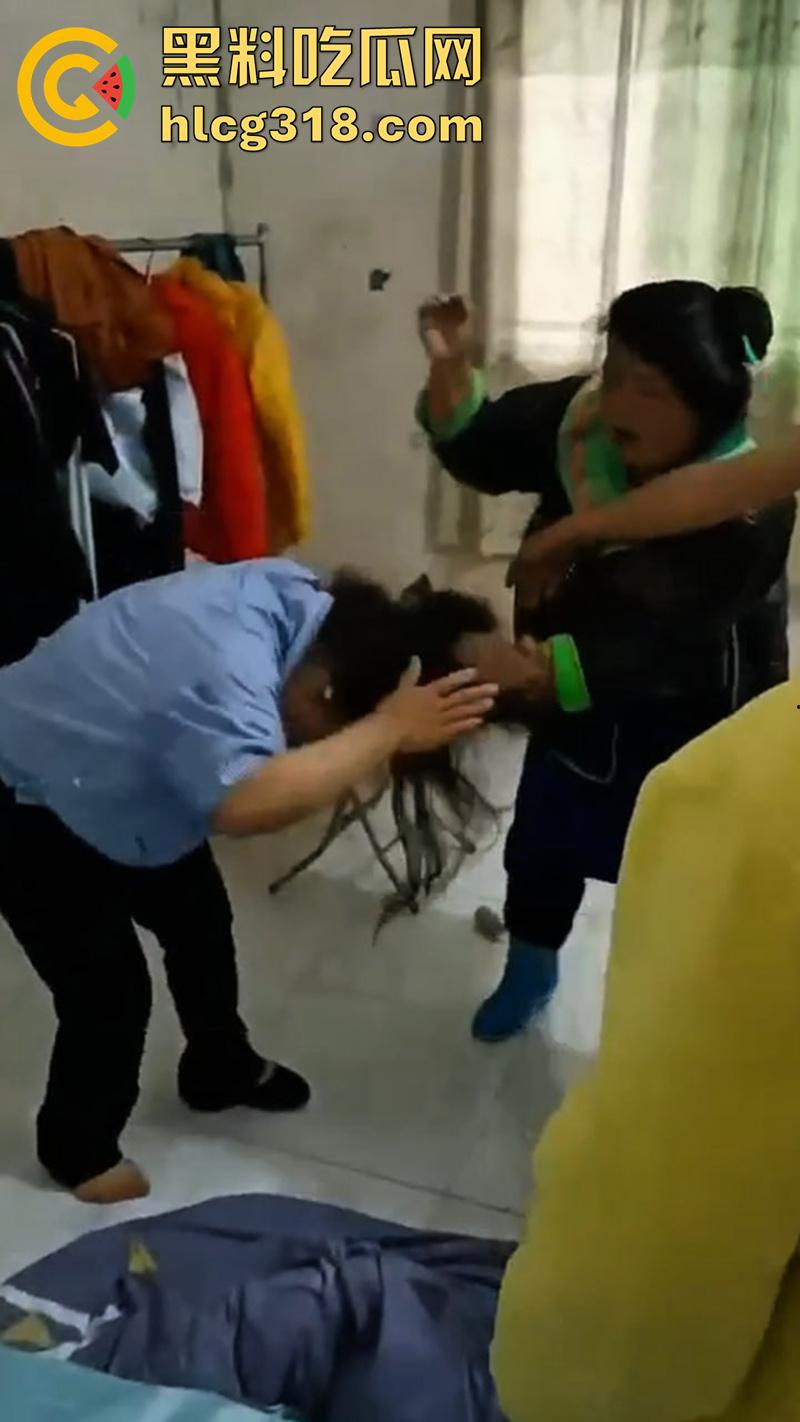 肥猪妻子带人捉奸,老公竟出轨同村骚妇,趁老公外出打工睡遍全村,果然玩的就是个骚劲啊!-3