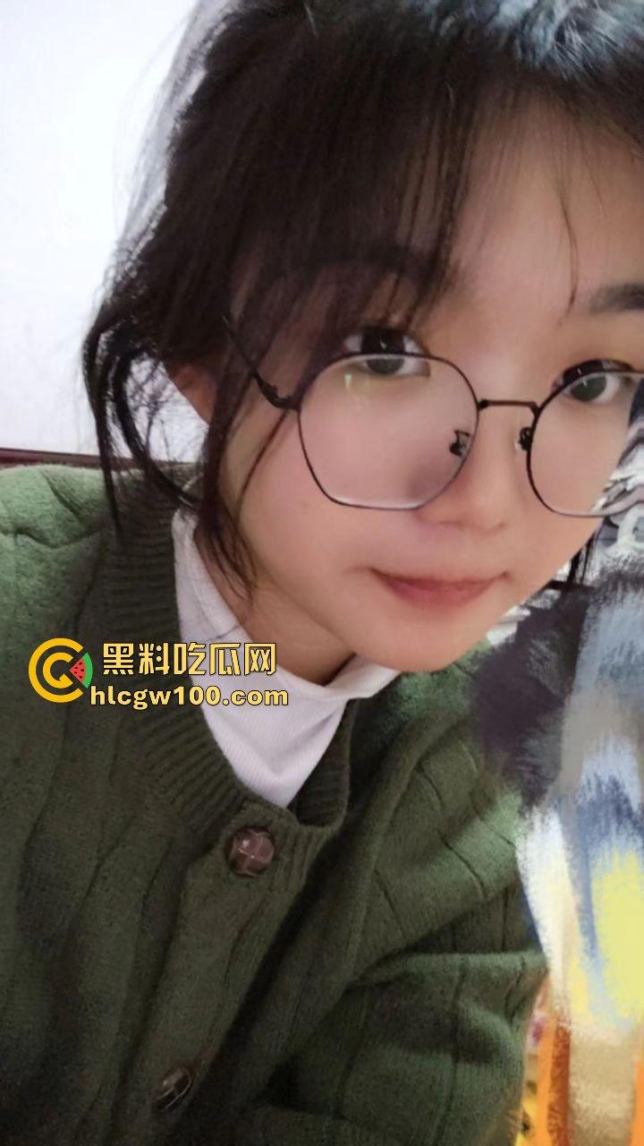 广西大学大一学生嫩妹【郭飒】不雅视频流出被曝光，对镜自拍展示娇嫩玉胸体完美呈现。-5