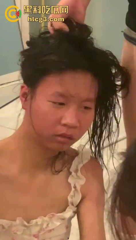 河南霸凌事件！女孩被精神小妹扒光衣服侮辱 拳打脚踢逼她跪下！-12