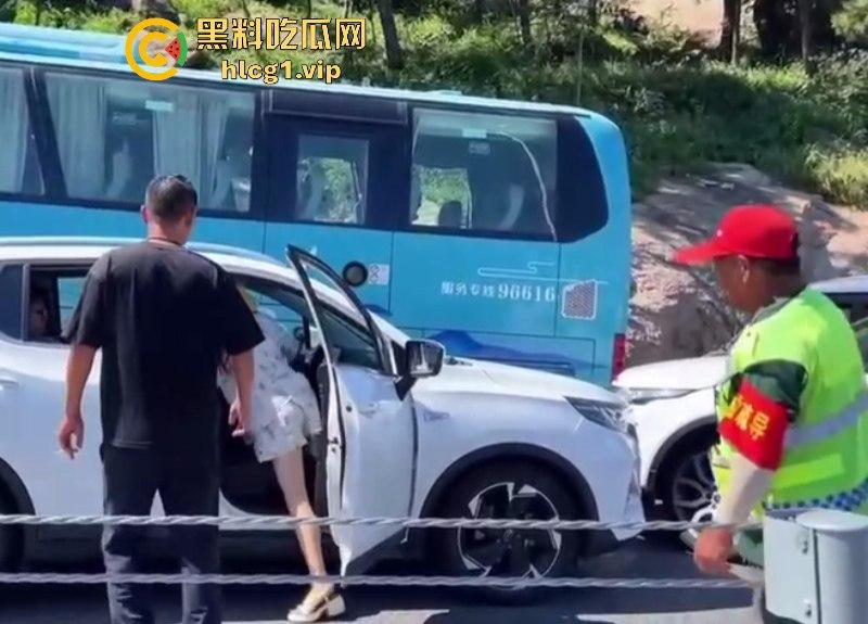 “逆行怎么了？打你怎么了？”小仙女逆行插队还打人！-8