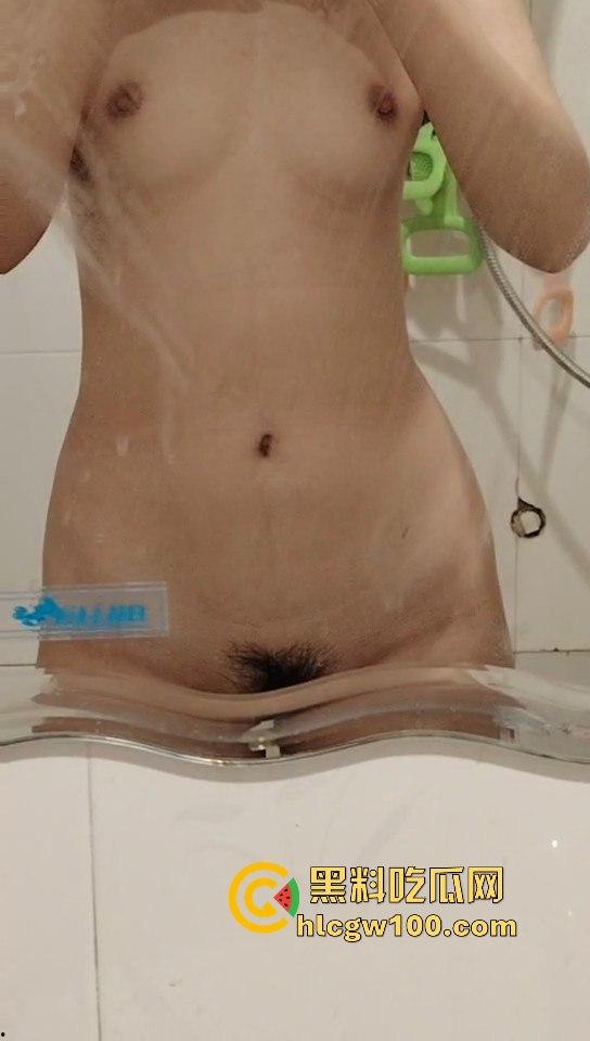 广西大学大一学生嫩妹【郭飒】不雅视频流出被曝光，对镜自拍展示娇嫩玉胸体完美呈现。-12