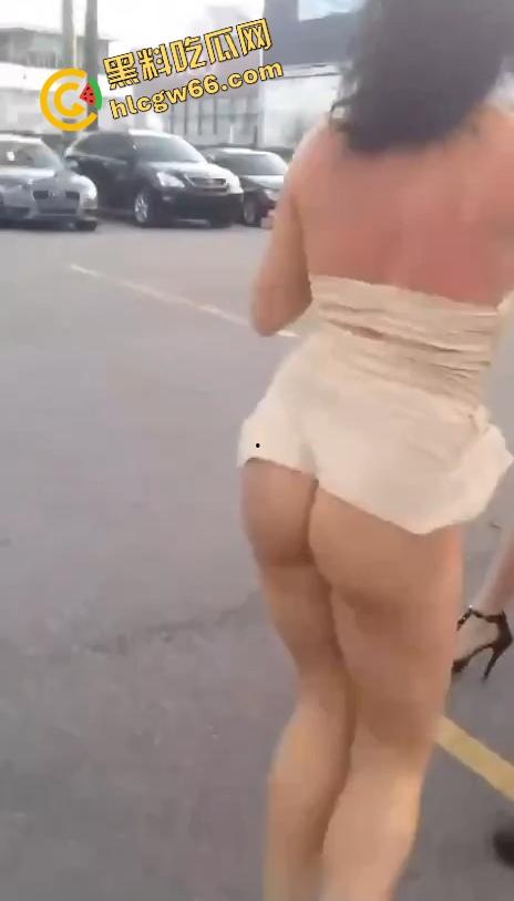 美国骚妹街头撕逼真空短裙被掀飞，奶子白虎逼全露出，劝架前先给逼来个特写！-9