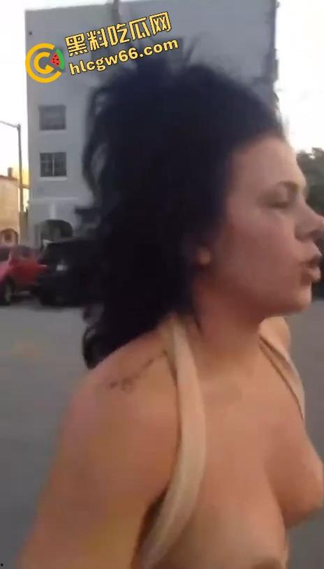 美国骚妹街头撕逼真空短裙被掀飞，奶子白虎逼全露出，劝架前先给逼来个特写！-10