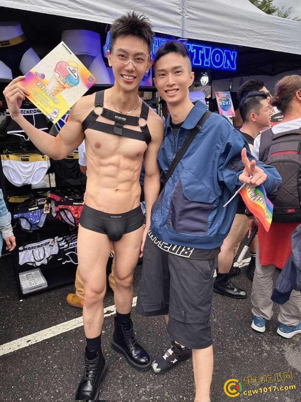 台北同志游行奇葩标语，性取向AI双性恋 ，和AI算命说我是双性恋 ，让奇想在街头绽放，世界为之惊艳！-2