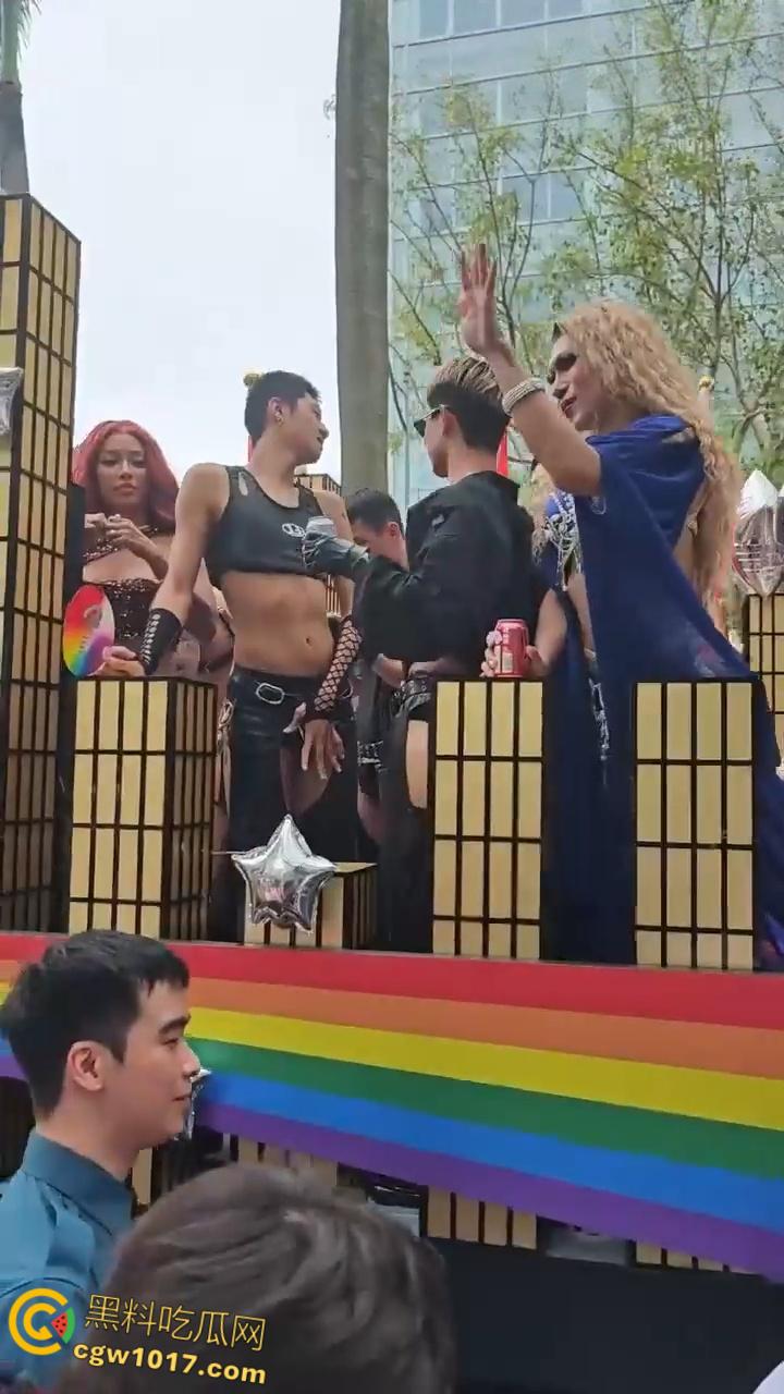 台北同志游行奇葩标语，性取向AI双性恋 ，和AI算命说我是双性恋 ，让奇想在街头绽放，世界为之惊艳！-5