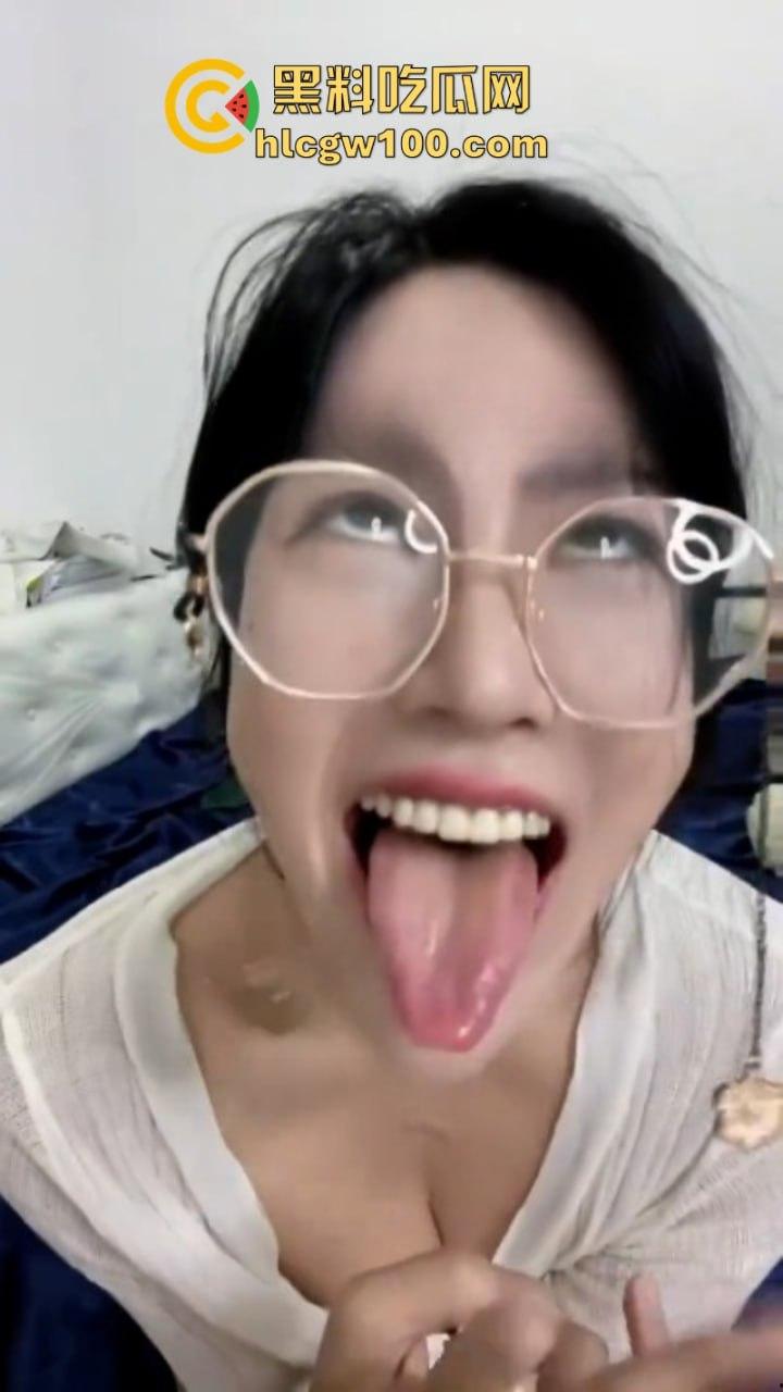 推特【zhuhentai】最抽象癫狂的骚母狗 摆出各种及其夸张的姿势和表情 再多看一眼我都怕她吃了我-5