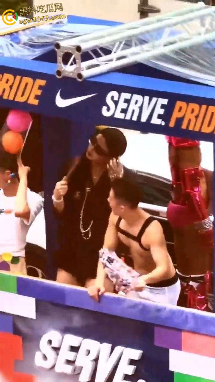 台北同志游行奇葩标语，性取向AI双性恋 ，和AI算命说我是双性恋 ，让奇想在街头绽放，世界为之惊艳！-6