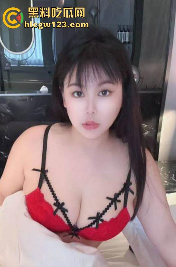 海角乱伦大神 我的巨乳亲表姐 新作 亲小姑黑丝足交榨精 骚穴被打桩猛操 爽到爆炸！-1