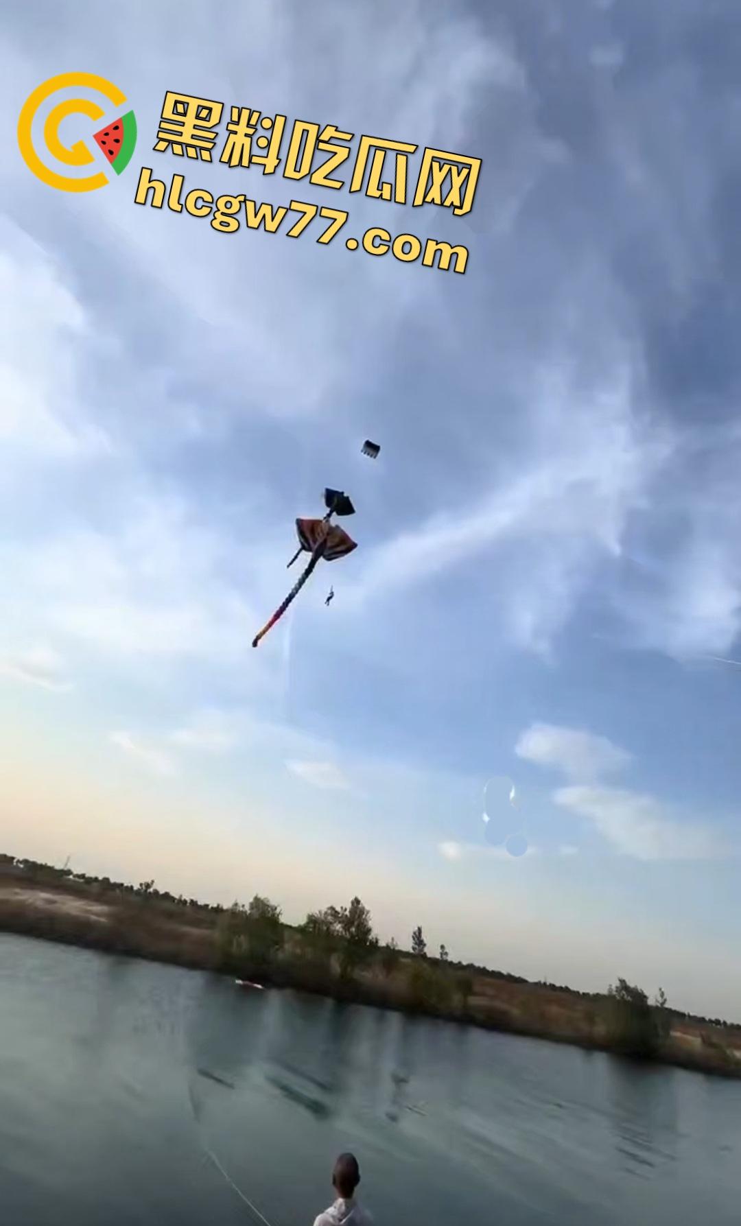 河北石家庄男子坐在风筝线的座位上飞起来大喊“操你妈的还钱”！险些被老鹰叼走小鸡鸡！-5