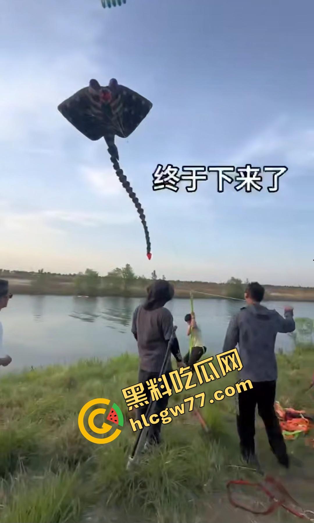 河北石家庄男子坐在风筝线的座位上飞起来大喊“操你妈的还钱”！险些被老鹰叼走小鸡鸡！-8