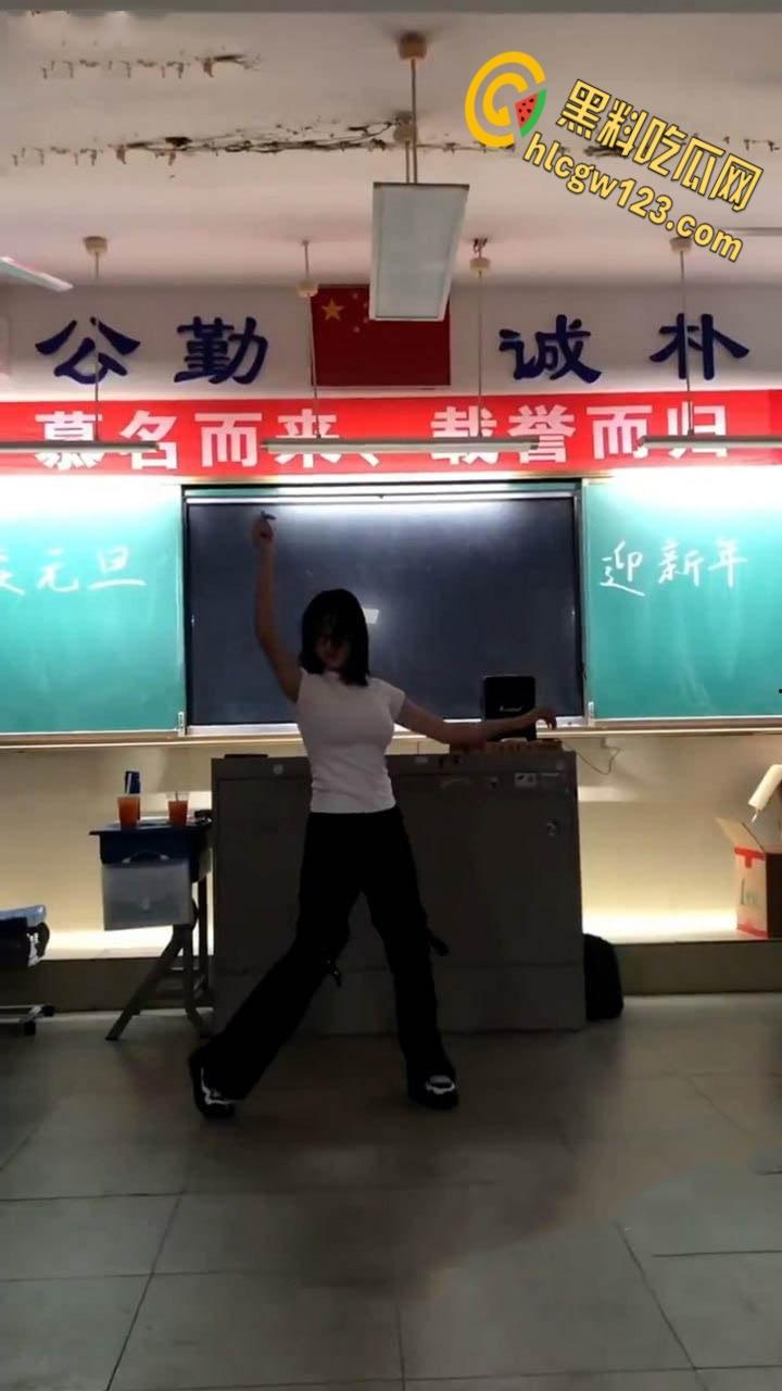 学霸班会跳热舞动作过大把奶罩崩飞了， 男同学在座位上看的前列腺液直流！-2