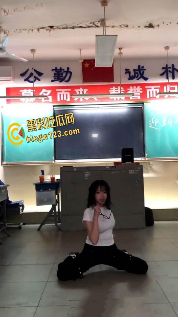 学霸班会跳热舞动作过大把奶罩崩飞了， 男同学在座位上看的前列腺液直流！-7
