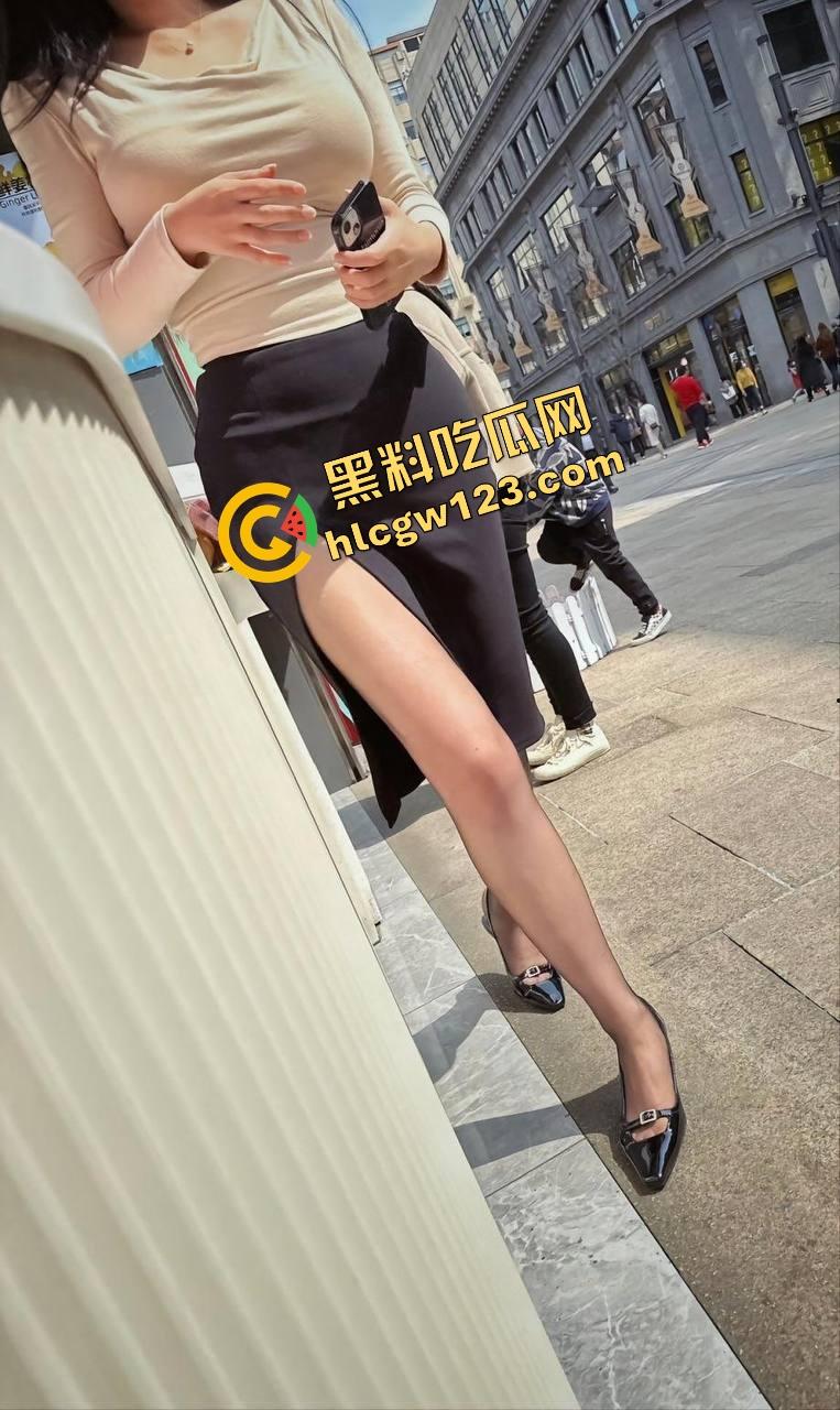 瓜友群里分享这丝袜这腿这骚劲儿，这少妇你能忍住不撸？群友们别光装哑巴忙着动手，是不是不行了？-1