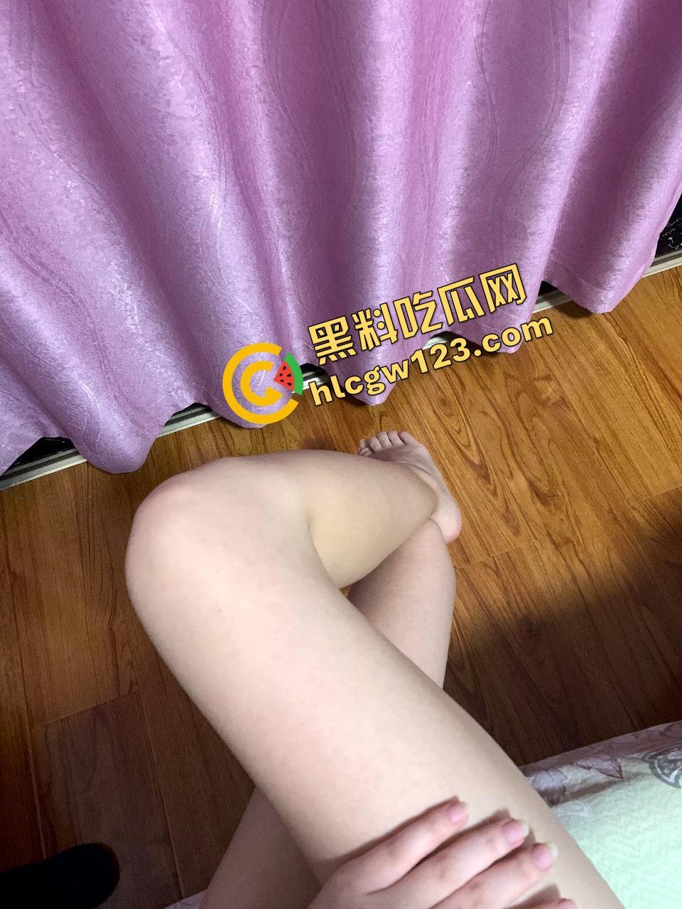 瓜友群里分享这丝袜这腿这骚劲儿，这少妇你能忍住不撸？群友们别光装哑巴忙着动手，是不是不行了？-7