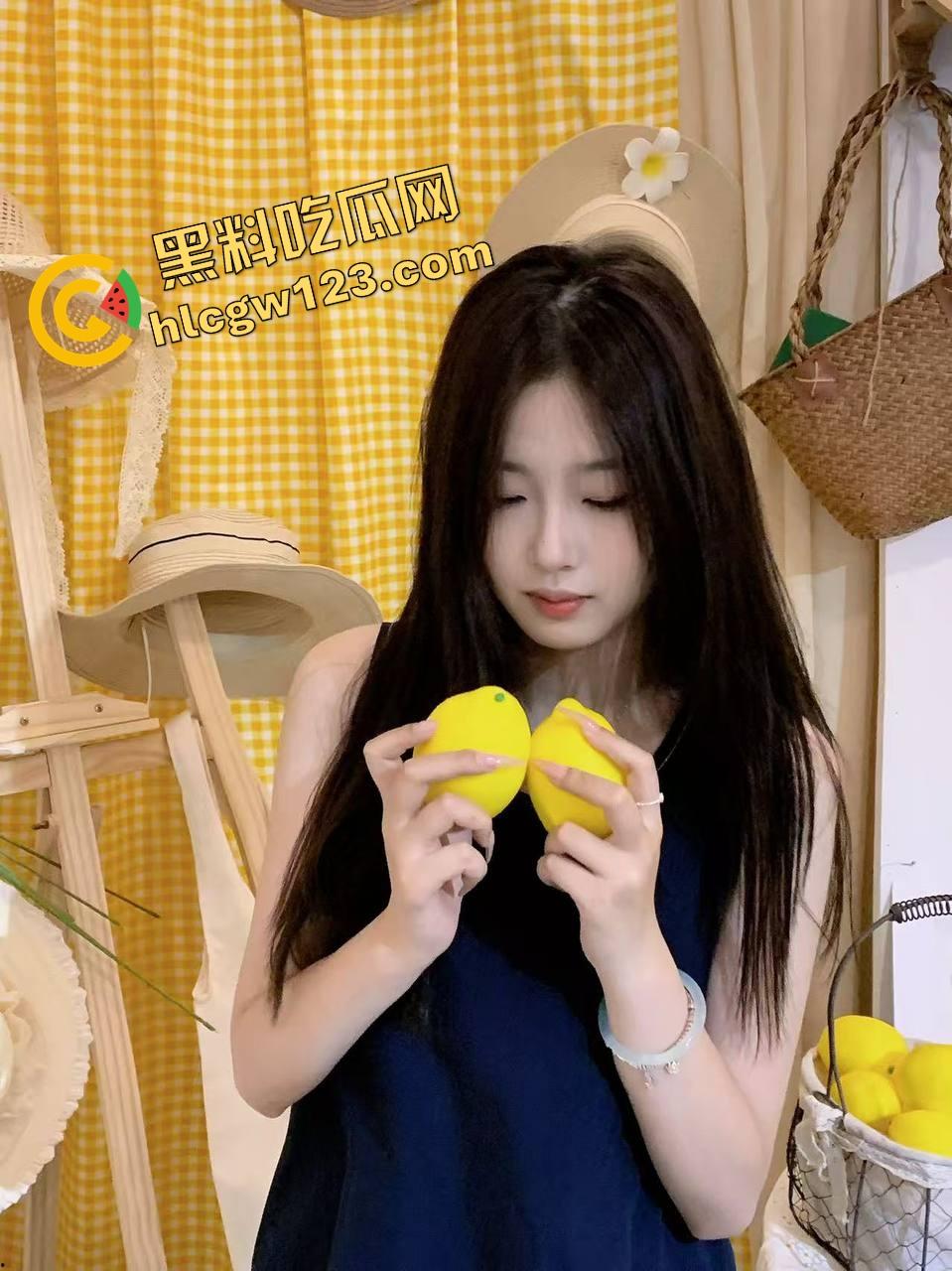 狂撩楼下烟酒店老板娘女儿，男友在外地，她嘴上说不行身体却很诚实半年聊天就为今晚，全程偷拍太带劲！-4