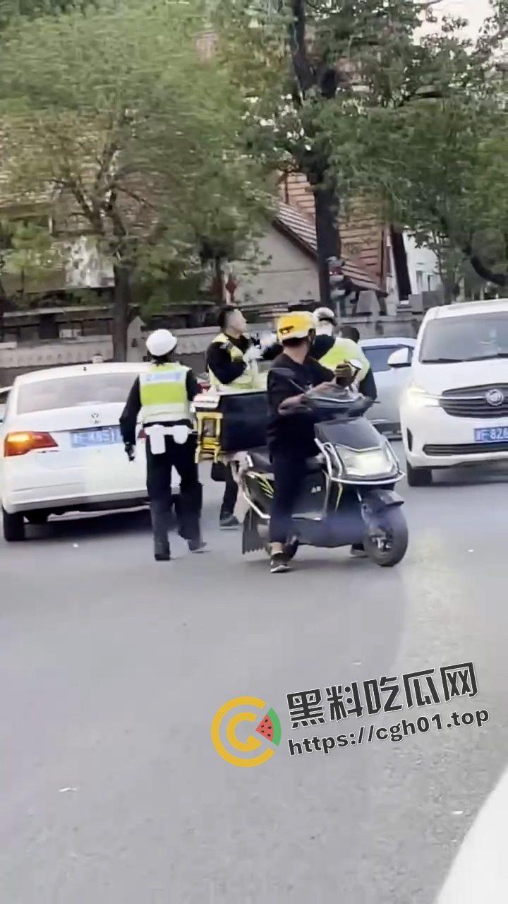 广州番禺大石 辅警内部大战 维权群众全在看热闹 这才是人民群众喜闻乐见的打架-4