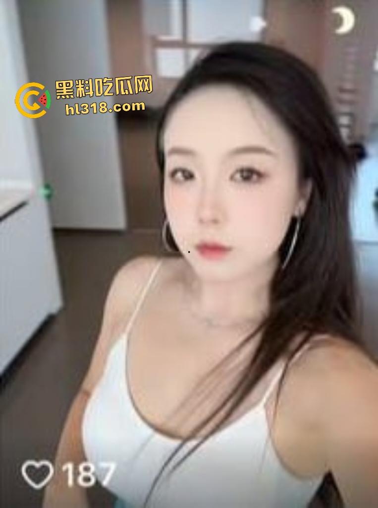 快手博主【霏霏爱拿铁】健身雌性激素没地方放发泄，只好抬起翘臀自慰满足淫欲！-2