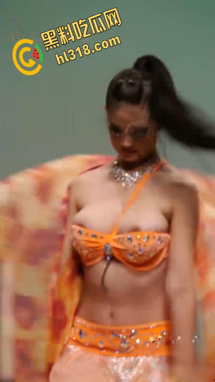 西北民族大学舞蹈学院，又出一位甩奶学妹，考试身穿抹胸吊带，硕大的奶子左摇右摆，奶头清晰可见 ！-2