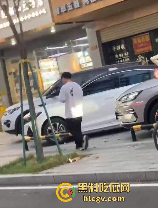 珠海男子带小三购物被原配抓包！小三有身材，原配有火气，抓头发骂得那叫一个狠！-3