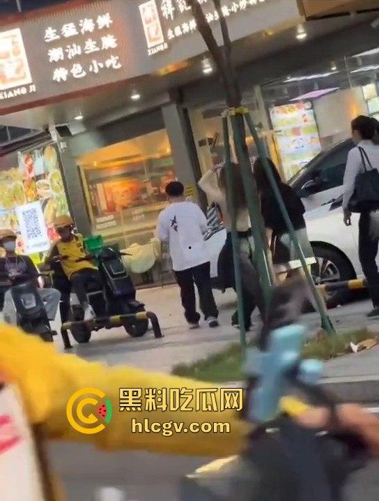 珠海男子带小三购物被原配抓包！小三有身材，原配有火气，抓头发骂得那叫一个狠！-7