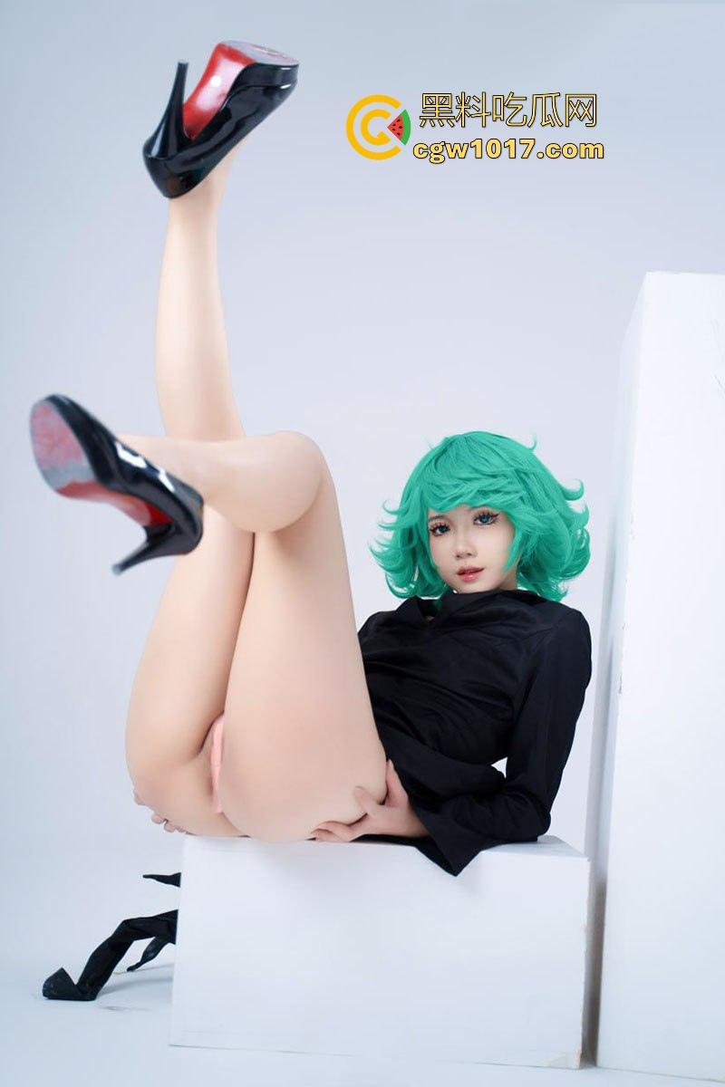 疑似一拳超人成人版剧照曝光！海外福利姬【PoppaChan】，COSS级英雄龙卷，绿发飘逸白虎嫩逼，活色生香！-5