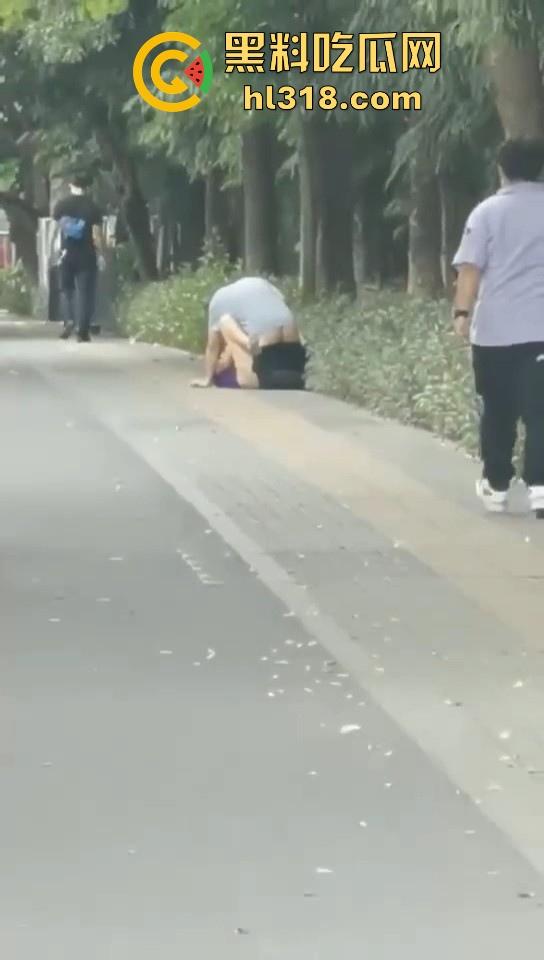 激情情侣马路边操逼！要不是有路人经过劝解还继续干，当路人都是你们两paly的一环呗！-5
