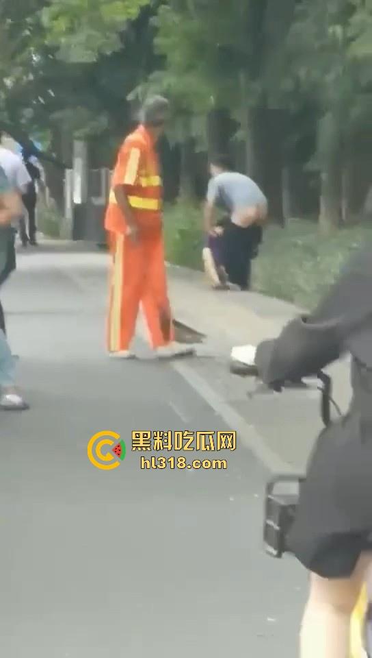 激情情侣马路边操逼！要不是有路人经过劝解还继续干，当路人都是你们两paly的一环呗！-6