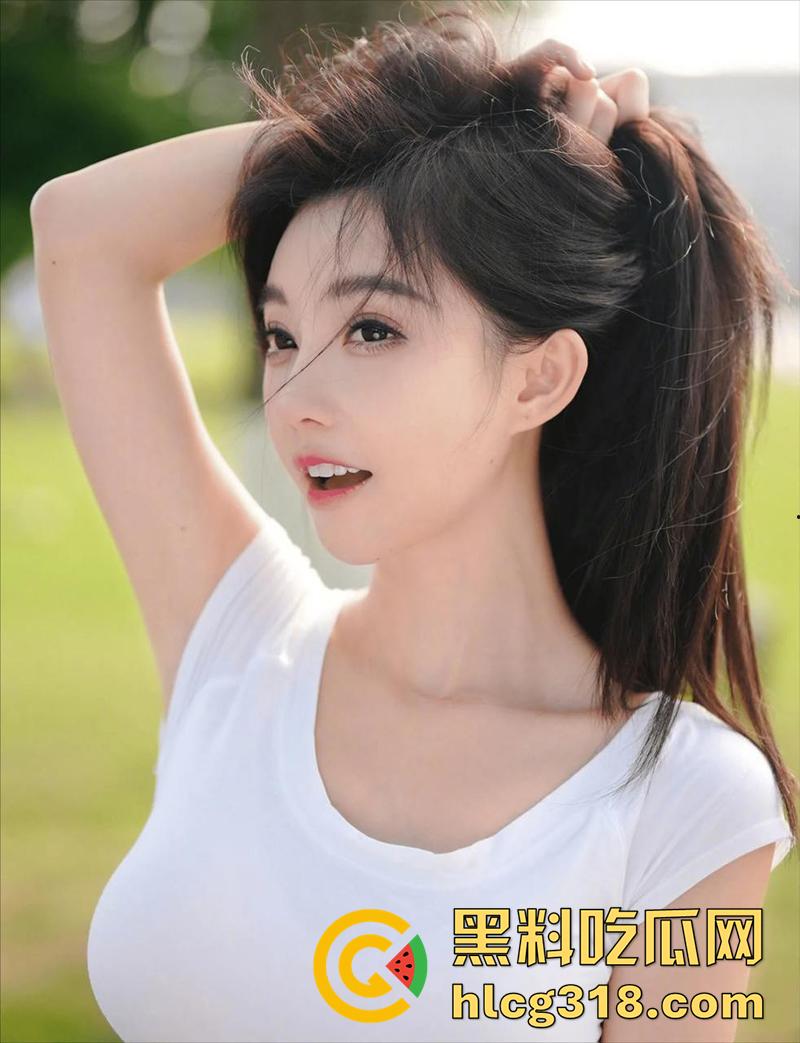 抖音女神【冯提莫】直播走光，动作太大意外春光乍现，却被网友怀疑生过孩子，奶子大的离谱！-3