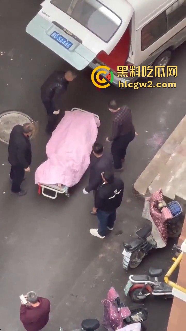 郑州男子跳楼惨烈收场，脑袋撞窗沿直接分离，场面堪比关公斩华雄！-8