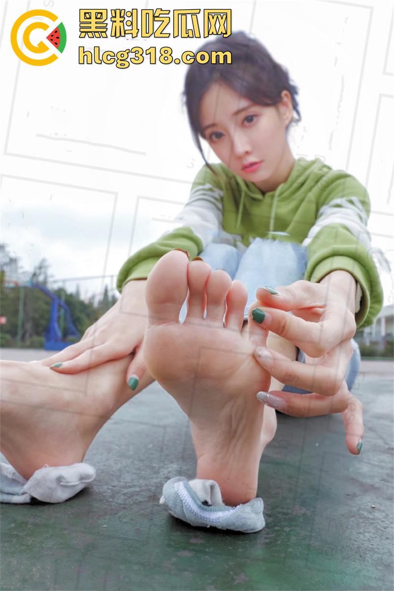 抖音女神【冯提莫】直播走光，动作太大意外春光乍现，却被网友怀疑生过孩子，奶子大的离谱！-8