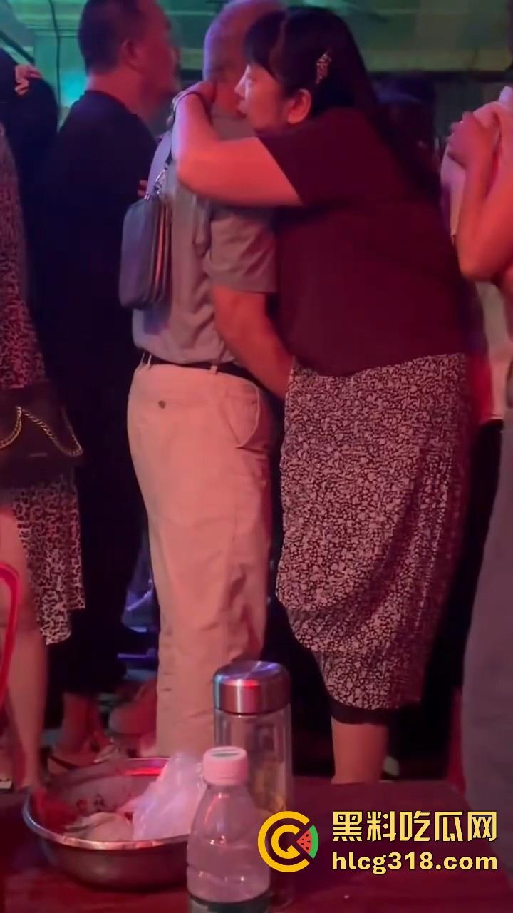 大爷歌厅娱乐场到处扣扣，扣到大妈满地都是水，大妈一脸享受，感觉大爷年轻几年掏枪当场干了！-8