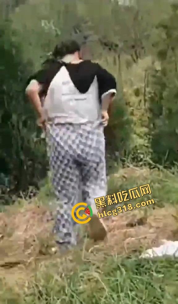 黄毛精神小伙带着骚货小妹户外野战被偷拍，猪头焖子都有逼能操，而你我的朋友你在干嘛？-9