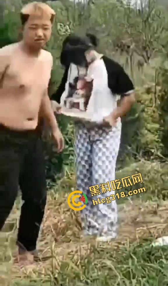 黄毛精神小伙带着骚货小妹户外野战被偷拍，猪头焖子都有逼能操，而你我的朋友你在干嘛？-10