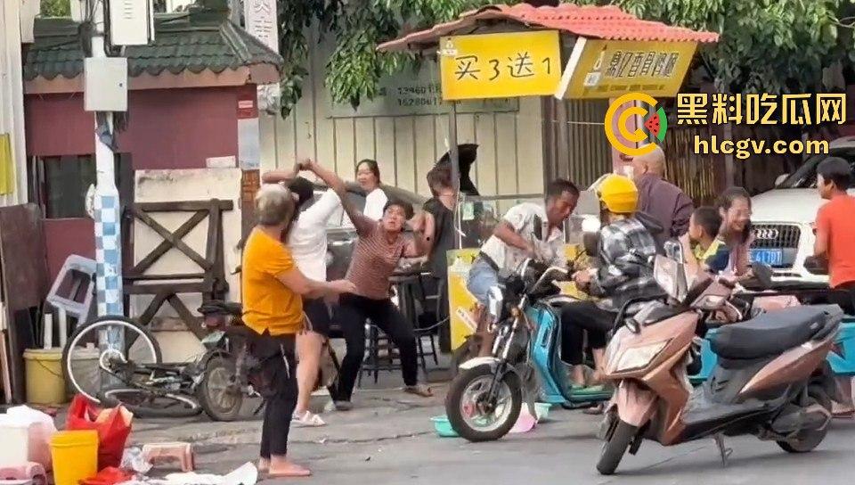 福建漳州海澄，女子不买水果被老太婆骂，结果碰到狠人，街上追着打！-6